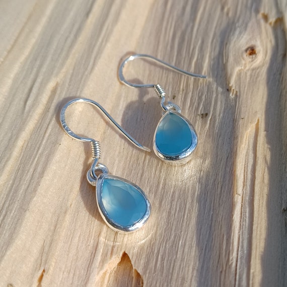 Orecchini a bottone goccia con calcedonio blu naturale, in argento 925 rodiato