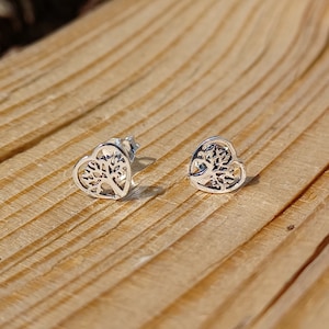 Orecchini a bottone a forma di cuore con albero in argento sterling