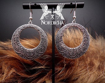 Boucles d'oreilles femme, argentée en métal - Bijoux Viking, nordique - rondes - gravures - Inspiration médiévale