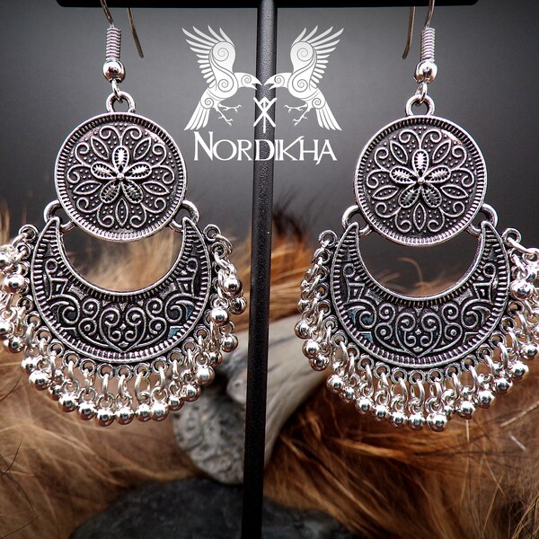 Boucles d'oreilles femme, argentée avec perles en métal - Bijoux Viking, nordique - longues et pendantes - inspiration Lagertha de Vikings