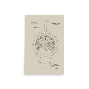 Può includere: Una stampa beige di un'illustrazione di brevetto di telegrafo marino. Il diagramma mostra un quadrante circolare con indicatori direzionali come "Avanti" e "Indietro", e impostazioni di velocità. Il testo include "C.L. Henschel" e "Brevettato il 1° febbraio 1921".