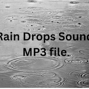 Puede incluir: Una foto en blanco y negro de gotas de lluvia cayendo en un cuerpo de agua tranquilo, creando círculos concéntricos. El texto "Rain Drops Sound MP3 file" está superpuesto a la imagen.