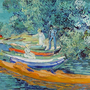 Pode incluir: Uma pintura que retrata uma cena de rio com vários barcos atracados na margem. Os barcos são pintados em vários tons de azul, verde, vermelho e amarelo. Duas figuras estão na margem perto dos barcos, uma com um vestido branco e a outra com calças azuis. O fundo é uma floresta verde exuberante.