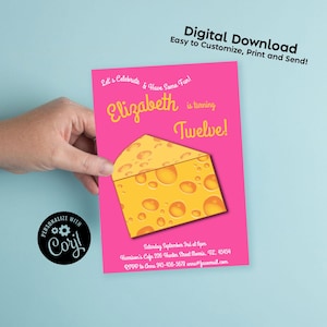 Puede incluir: Una invitación de cumpleaños rosa brillante con el texto "¡Elizabeth cumple doce!" y un gráfico de queso. La invitación también incluye los detalles del evento y la frase "¡Descarga digital Fácil de personalizar, imprimir y enviar!"
