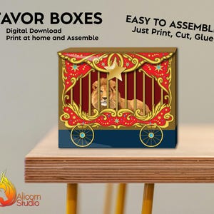 Könnte beinhalten: Eine Zirkus-Geschenkbox mit einem Löwen im Käfig. Die Box hat eine rot-goldene dekorative Oberseite, blaue Räder und den Text "FAVOR BOXES" und "EASY TO ASSEMBLE!". Digitaler Download, zum Drucken, Schneiden und Kleben.
