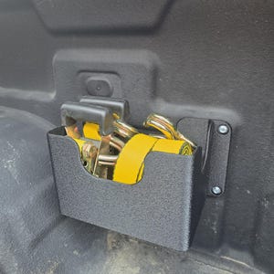 Peut inclure: Ensemble de trois mugs en céramique avec une finition mate et mouchetée. Les tasses sont de couleur crème, gris clair et gris foncé. Design simple et minimaliste, parfait pour le café ou le thé.