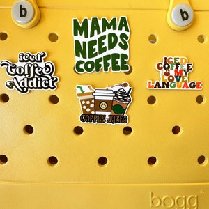 K&ouml;nnte beinhalten: Gelbe Plastikt&uuml;te mit verschiedenen Kaffee-Aufklebern. Die Aufkleber zeigen S&auml;tze wie "Mama Needs Coffee", "Iced Coffee is My Love Language" und "Iced Coffee Addict".