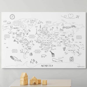 Puede incluir: Una impresión de arte mural rectangular que presenta una ilustración de un mapa mundial en blanco y negro. El mapa incluye dibujos lineales de varios animales, monumentos y etiquetas geográficas, con una ruta de vuelo y un icono de brújula.
