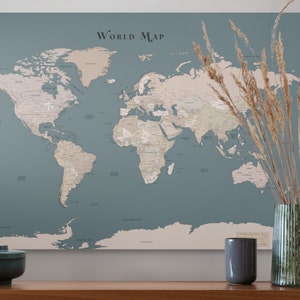 Druckbare detaillierte Weltkarte in Beige, Blau und Grau für die Dekoration zu Hause oder im Büro zum Ausmalen von Pinnwänden
