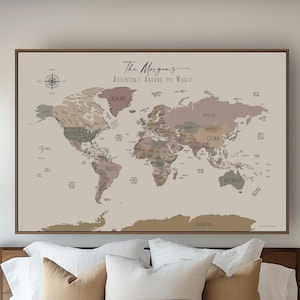 Peut inclure: Une carte du monde encadrée aux tons neutres beige, taupe et vert sauge. La carte illustre les continents et les pays avec l'inscription The Morgan's Adventures Around the World imprimée en haut au centre de l'affiche murale.