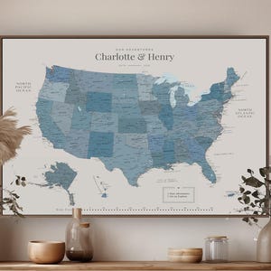 Peut inclure: Une carte encadrée des États-Unis sur fond beige clair avec des États en bleu. Le texte indique Our Adventures, Charlotte & Henry, 2019-2020, North Pacific Ocean, North Atlantic Ocean, Caribbean Sea, et une légende pour Past Adventures.