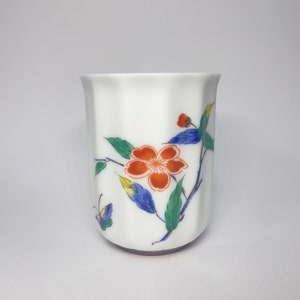 Xícara de chá Fufu Yunomi: Cerâmica branca com flores pintadas