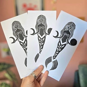 Linogravure allongée « SOLUNA » – Impression d'art noir et blanc faite à la main – Sirène – Idée cadeau