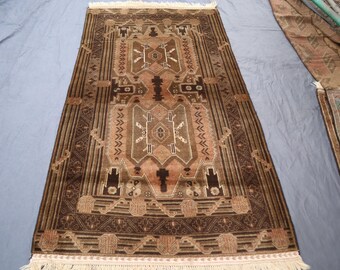 Tappeto antico anni '50 4 x 7 piedi, tappeto turkmeno in terracotta fatto a mano in lana, tappeto afgano geometrico, tappeto orientale, tappeto a pelo sbiadito e usurato, tappeto da camera da letto