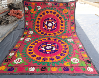 Kilim narzuta na łóżko Suzani w kolorze antycznego beżu i czerni, 6 x 9 stóp, haft Suzani, wyprodukowany w Uzbekistanie, ręcznie haftowany narzuta na łóżko, narzuty na stół jadalny
