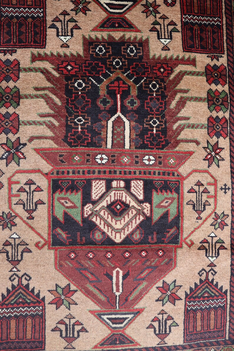 Pu&ograve; includere: Un tappeto beige con un designo persiano tradizionale. Il tappeto presenta un medaglione centrale con intricati motivi floreali e geometrici in tonalit&agrave; di rosso, verde e nero.