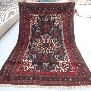 Alfombra Baluch de 1,34 m x 2,28 m / Alfombra tribal afgana vintage de lana / Alfombra geométrica anudada a mano / Alfombra bohemia para cocina / Decoración étnica para el hogar
