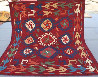 Tappeto Suzani rosso a trama piatta, 5'1x5'7 piedi, tappeto fatto a mano con uccelli, tappeto kilim tribale afghano, tappeto orientale vintage, camera dei bambini, tappeto da appendere alla parete