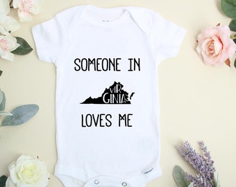 Body de bebé "Alguien en Virginia me ama", conjunto para bebé de Virginia, regalo de larga distancia para bebé niño o niña, de 0 a 3 meses