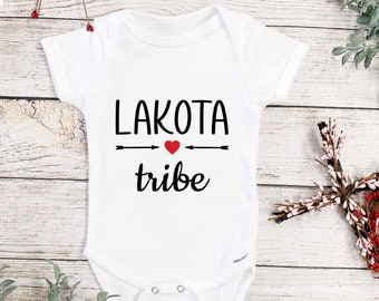 Body bébé tribu Lakota, body Lakota pour faire-part de grossesse, cadeau bébé Lakota, vêtement autochtone Lakota, taille 0-3 mois