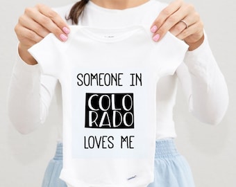 Jemand in Colorado liebt mich Baby Body, Colorado Baby Body, geliebtes Baby Junge, Baby Mädchen Geschenk, Größe 0-3 M