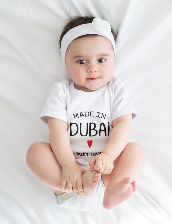 Body bébé fabriqué à Dubaï, Cadeau baby shower à Dubaï, Vêtements pour bébé  faits avec amour, Faire-part de grossesse, Taille 0-3 M