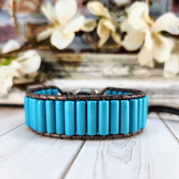 Bracelet enveloppant en cuir perlé | Perles Tube Turquoise | Cuir marron | Fermeture boutonnée | Enveloppe en cuir | Bracelet enveloppant | Enveloppe perlée