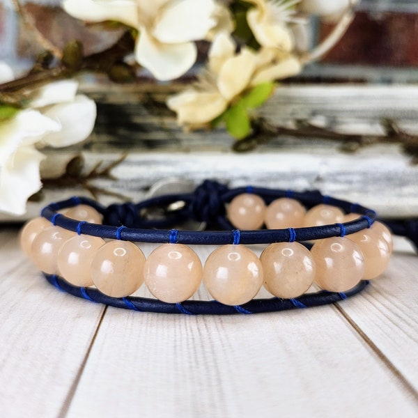 Bracelet enveloppant en cuir perlé | Calcite pêche | Cuir Marine | Fermeture à bouton | Enveloppe en cuir | Bracelet enveloppant | Bracelet en cuir | Enveloppe perlée