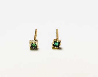 Emerald Stud Earring, Tiny Green Stone Stud Earring, S925 Silver Dainty Stud Earring, Sterling Silver Stud Earring, Minimalist Earring