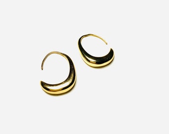 Aro chapado en oro de 18K, pendiente de aro irregular, pendiente de aro de color dorado, pendiente minimalista, pendientes geométricos, regalo para ella, aro delicado