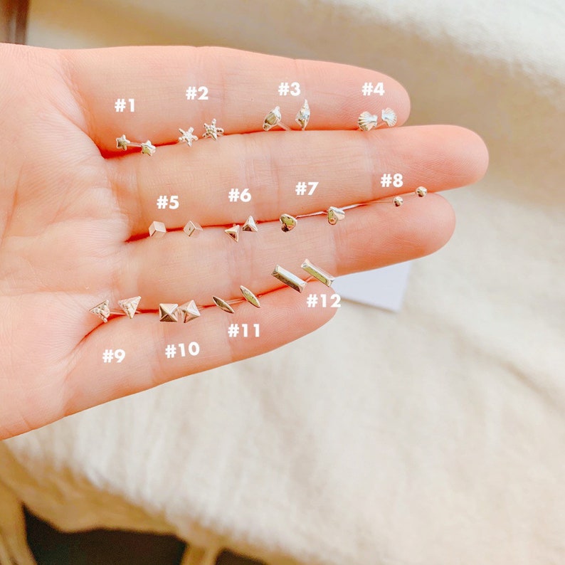 Piccoli orecchini a cistile placcati in argento, orecchini di rame placcati in argento, orecchini tiny Silver Stud, orecchini Dainty,Triangle Stud Orecchini, immagine 1