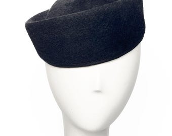 Svart pillerboxhatt i velourfilt – Handgjord huvudbonad i vintagestil av Binata Millinery