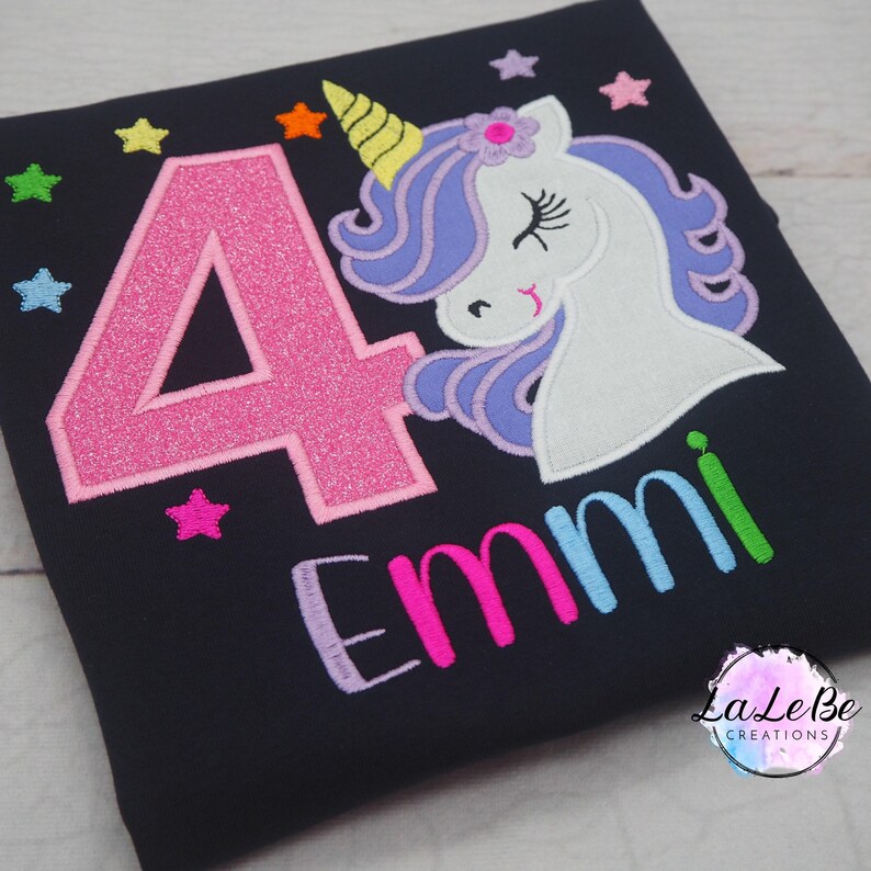 Einhorn personalisiertes Geburtstagsshirt mit Name und Zahl, Langarmshirt für Mädchen mit Glitzer immagine 4