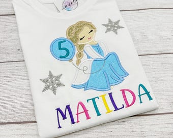 Geburtstagsshirt mit Schneeflocken und Glitzer – personalisiert mit Name und Zahl, bestickt