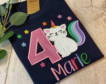 Camiseta de cumpleaños personalizada de gato unicornio con nombre y número bordados