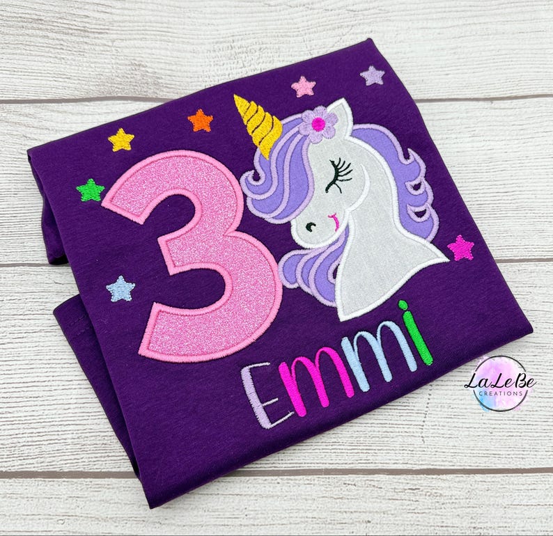 Einhorn personalisiertes Geburtstagsshirt mit Name und Zahl, Langarmshirt für Mädchen mit Glitzer T-Shirt Lila
