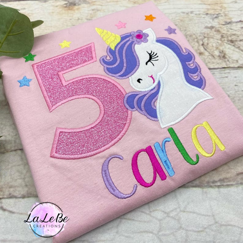Einhorn personalisiertes Geburtstagsshirt mit Name und Zahl, Langarmshirt für Mädchen mit Glitzer T-Shirt Hell Pink / Rosa