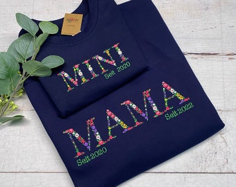 Personalisiertes Mama Muttertag Sweatshirt mit floralen Buchstaben & Kindes Geburtsjahr