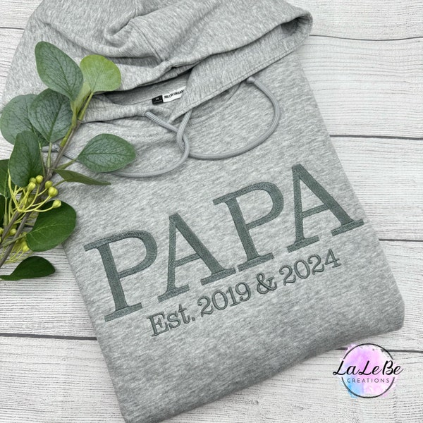 Papa Hoodie personalisiert mit dem Geburtsjahr der Kinder, Bestickter Papa-Kapuzenpullover, Weihnachtsgeschenk