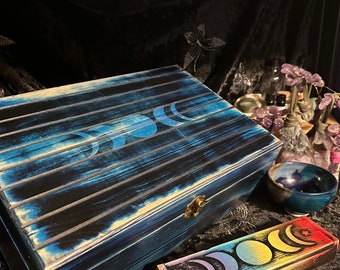 Coffre d'apothicaire Phases de lune ~ Série aux tons bijou - Bleu azurite & Deep Mystic (violet/bleu) Ce coffre est de bonne taille. petit 8 x 12