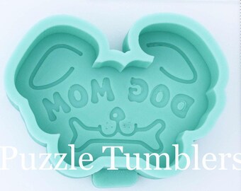 Peut inclure: Un moule en silicone vert clair en forme de chien avec les mots "MOM DOG" à l'intérieur. Le moule mesure environ 10 cm de large.
