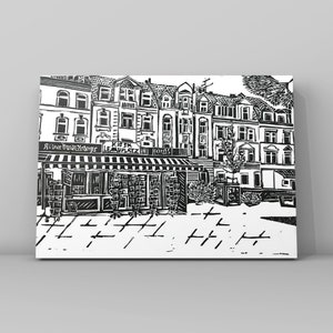 Könnte beinhalten: Schwarz-weiß-Holzschnitt einer Straßenszene mit Gebäuden, Geschäften und einem Bürgersteig. Die Geschäfte haben Markisen mit dem Text "Kiosk am Platz" und "Express".