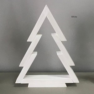 Op de afbeelding: Wit houten kerstboomrek met drie niveaus. Het rek is gevormd als een kerstboom en heeft een platte basis.