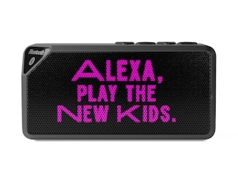 Alexa Play The New Kids Bluetooth-reisspeaker retro roze tekstspeaker