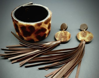 Leather earring bracelet set, Cheetah print earring and bracelet cuf, Long dynamic leopard earring set.