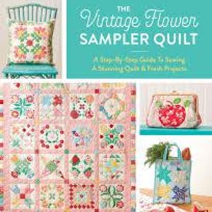 Peut inclure: Ensemble de textiles à motifs floraux, comprenant une courtepointe, un coussin, un sac fourre-tout et un sac à main. La courtepointe présente divers motifs carrés roses, verts et rouges. Le texte "The Vintage Flower Sampler Quilt" est visible.