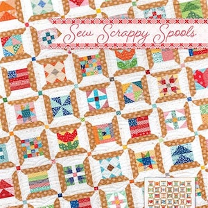 Puede incluir: Patrón de colcha Sew Scrappy Spools con un diseño de patchwork colorido con un motivo de carrete de hilo. El patrón está diseñado por Lori Holt de Bee in my Bonnet Co.