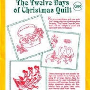 Könnte beinhalten: Aunt Martha's "The Twelve Days of Christmas Quilt" Bügeltransfermuster. Die Verpackung zeigt drei Beispiel-Quiltquadrate mit rot-weißen Designs, darunter Rebhühner, Schwäne und ein Rebhuhn in einem Birnbaum. Die Verpackung ist gelb und weiß.