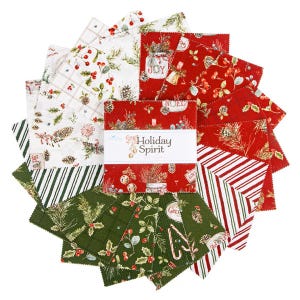 Puede incluir: Un conjunto de cuadrados de tela con diseños navideños. Los cuadrados presentan diseños en rojo, verde y blanco, incluyendo acebo, piñas y bastones de caramelo. El centro de la pila tiene una etiqueta que dice "Holiday Spirit".