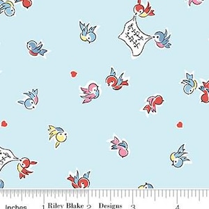 Puede incluir: Tela azul claro con un patrón repetido de pájaros coloridos y pequeños corazones rojos. Los pájaros están en varias poses, algunos llevan pergaminos. La tela tiene una regla en la parte inferior con la palabra "Inches" y el texto "Riley Blake Designs".